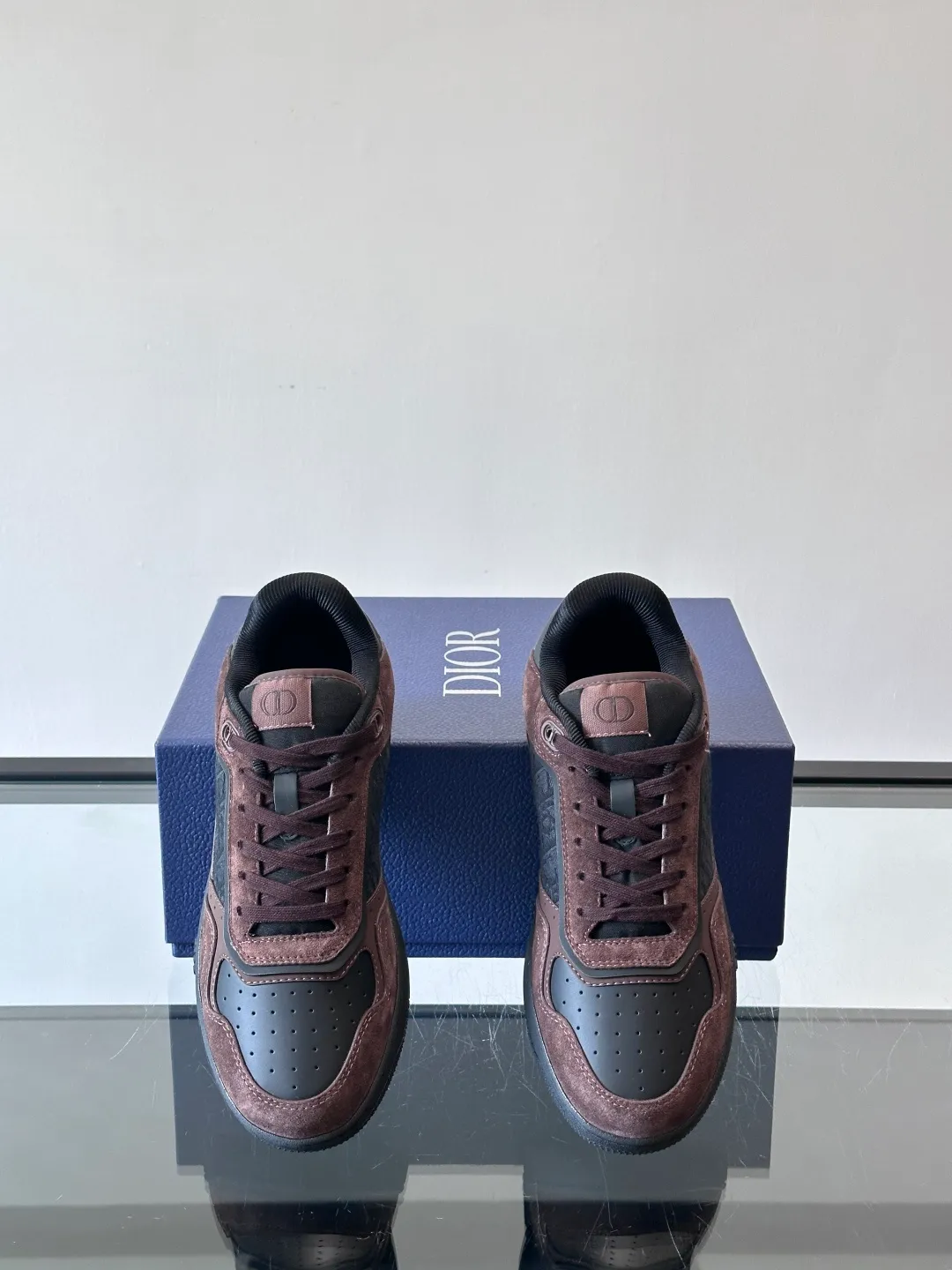 Men's shoes 💰p400 "DIO＊" low-top B27 casual sports shoes, this B27 low-top B27 Dio*'s classic item comes from the DIOR.TEARS joint series. Carefully crafted from first-grain cowhide, it is decorated with laser-drawn Oblique prints and is layered with cotton styling details to display the 💰peace Sign pattern from the Dio*Tears collaboration series. It is paired with white Oblique Galaxy print-effect leather panels to enhance the style. The two-tone rubber sole, tongue and backside feature the Dior Tears logo, CD Icon eyelets and rich classic details. Elevate any outfit and pair with other Dior Tears pieces for matching looks. Size: 38-44 Male 38-44 (45 46 customized)